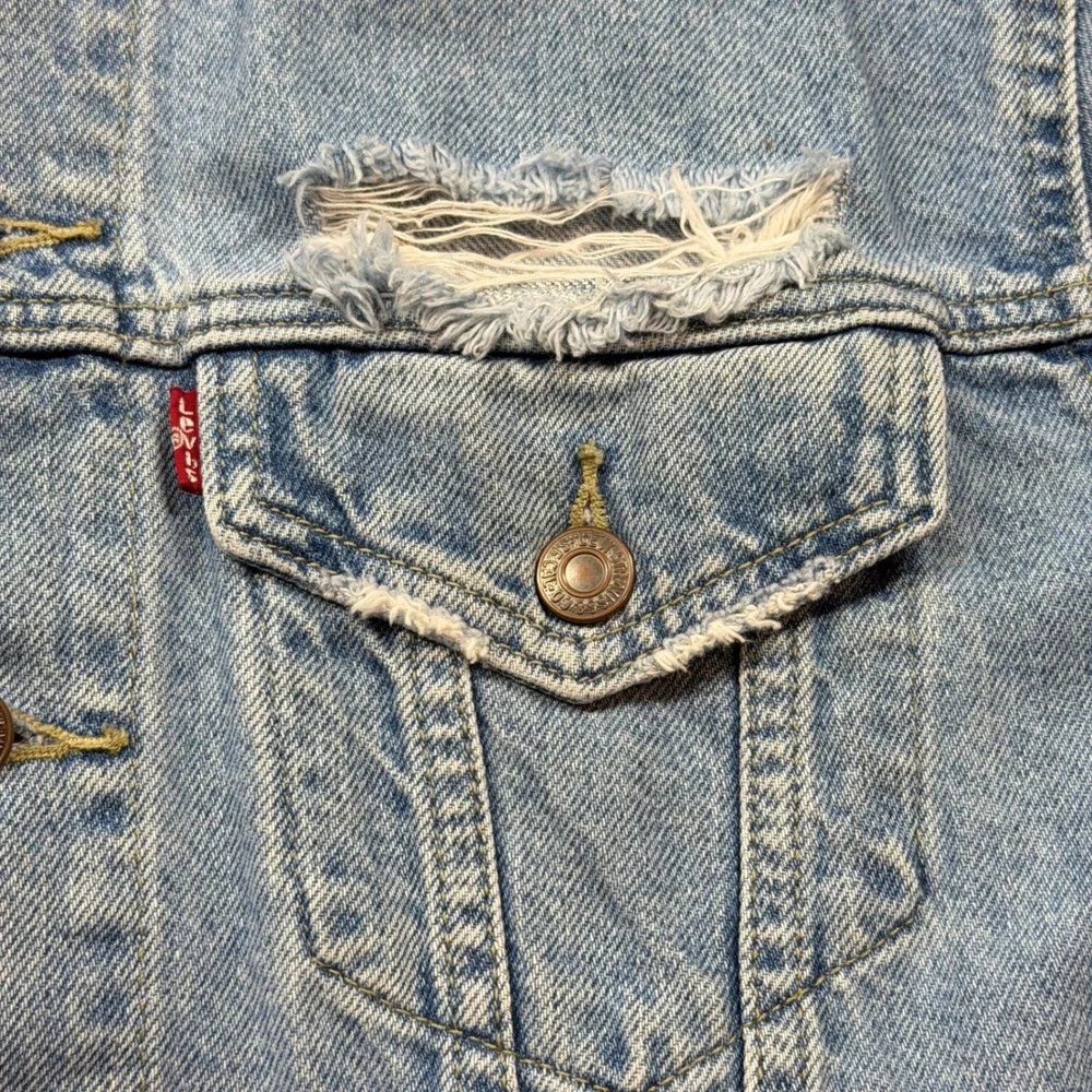 Levis Trucker Jacket Mens M Light Blue Distressed Denim PC9-29944-0164 Good‎ - Picture 7 of 16